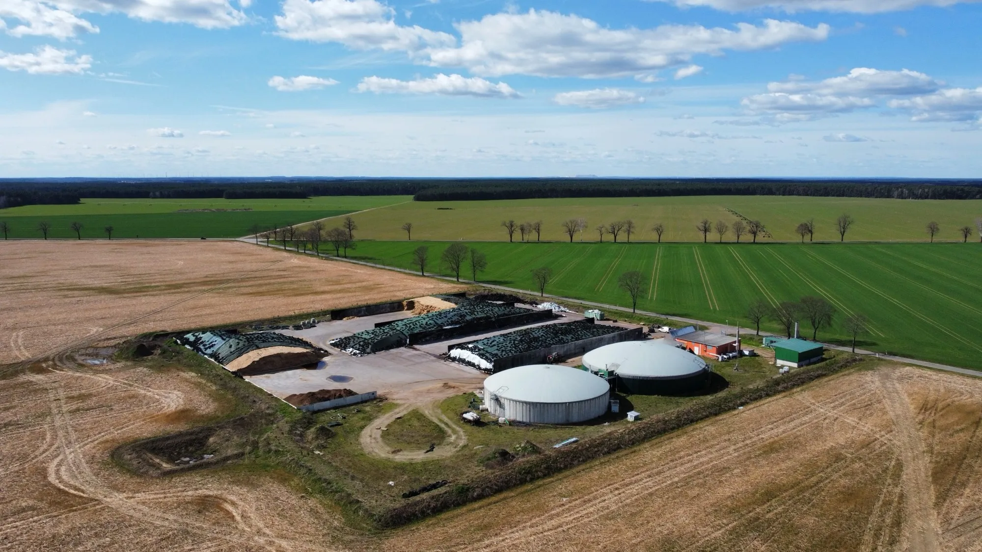 Luftaufnahme der Biogasanlage zwischen Feldern